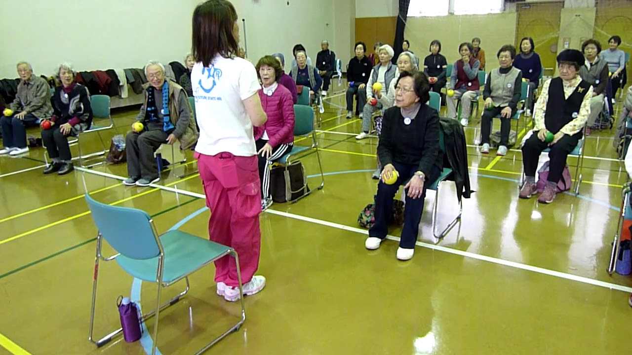 高齢者体操ソフティボール　自宅でできる簡単運動！つぶす・ウエスト回し・もも上げ通し　http://hlpstaff.jp