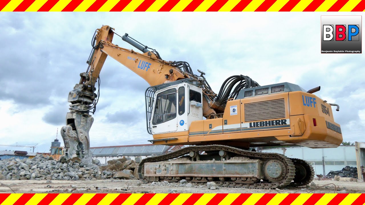 Liebherr R 954B Abbruchbagger mit Pulverisierer, Augsburg, Germany, 07.10.2021.