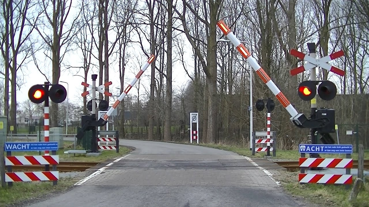 Spoorwegovergang Bedum // Dutch railroad crossing