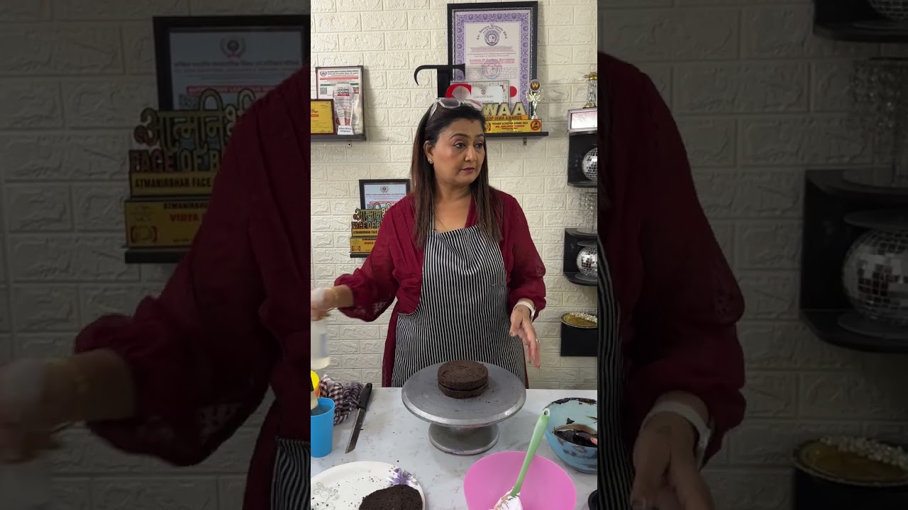 How to cover chocolate cake with ganache 