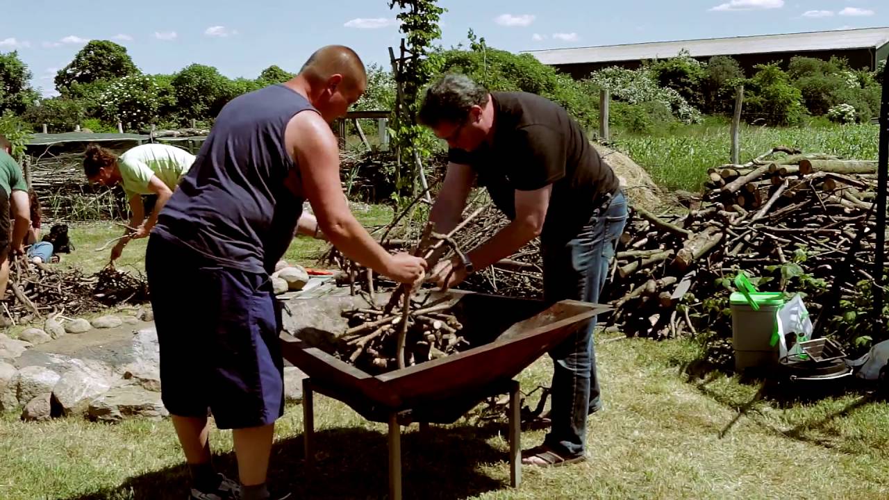 Holzkohle selber herstellen im Kon-Tiki zum Erdbeerfest 2016 mit Haiko Pieplow