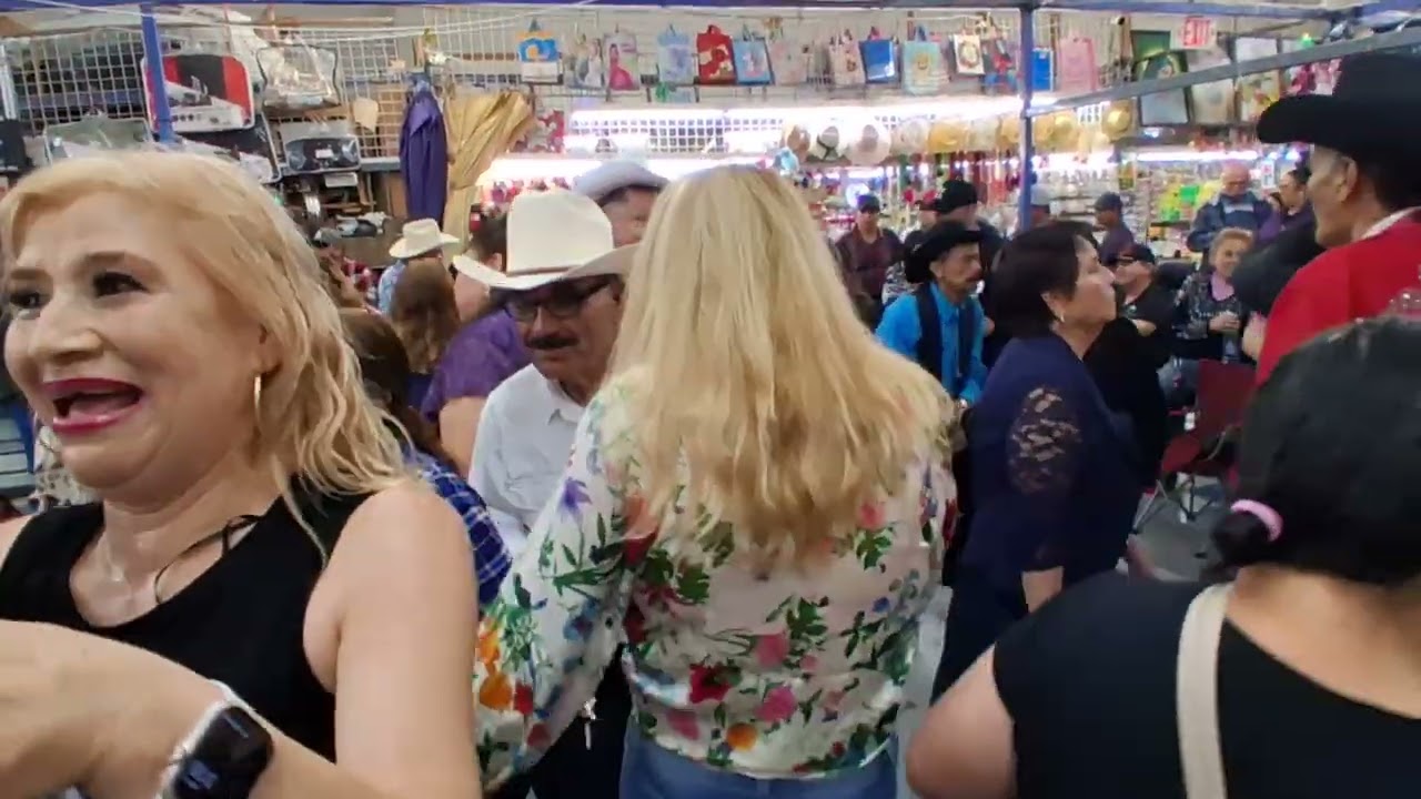 GRUPO JENIOS DEL VALLE DE SAN FERNANDO  EN PLAZA NORTH HOLLYWOOD CON JOSÉ PEREZ 