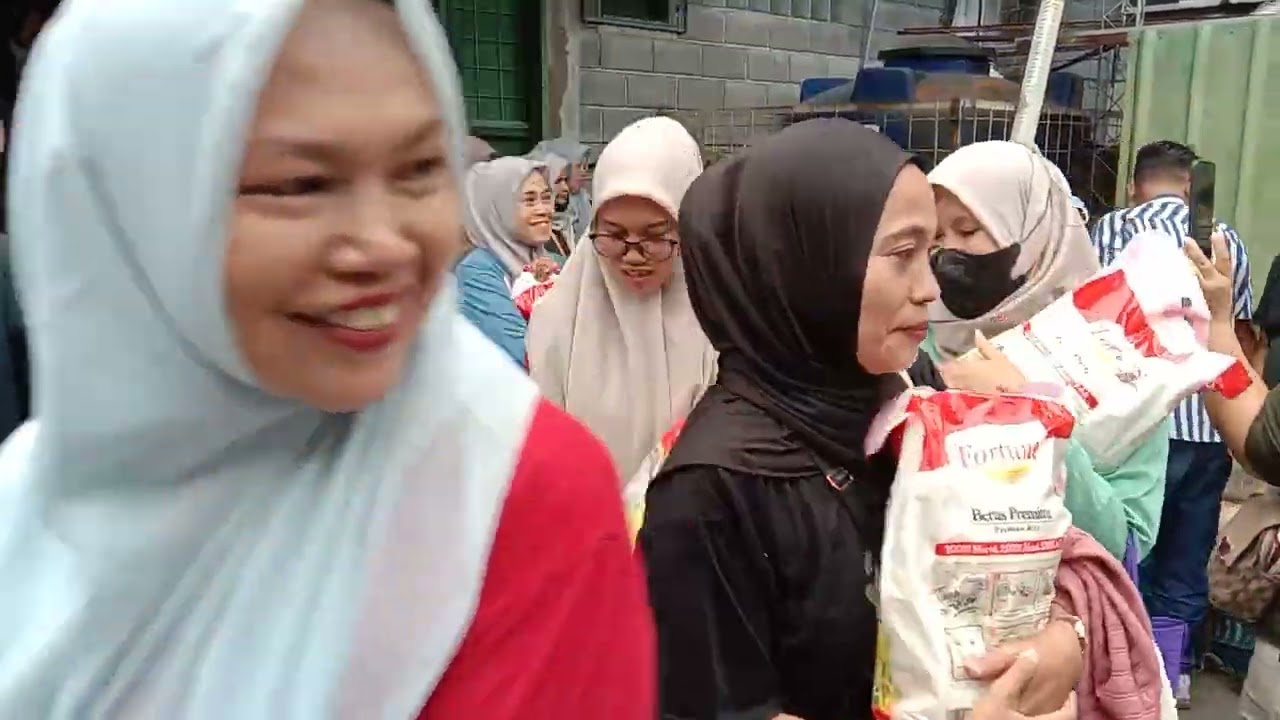 Semua karyawan senang,dapat oleh2 lebaran dari pa boss pa Dian🙏