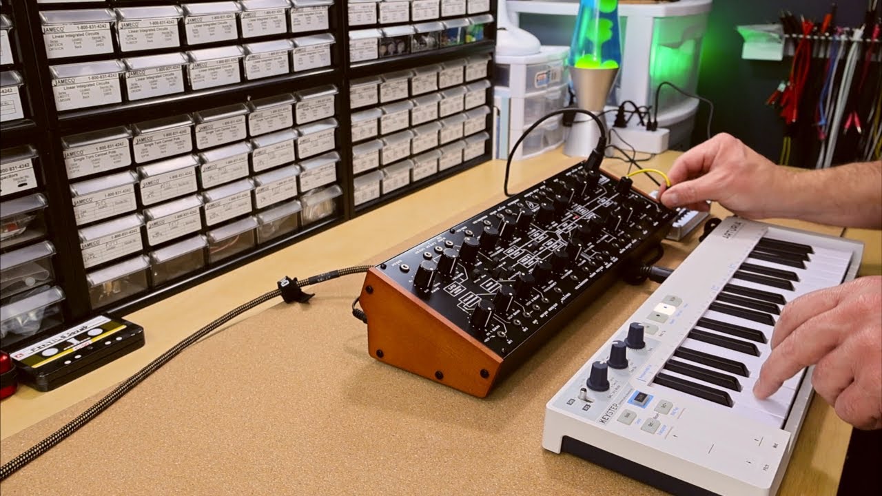 Behringer Kobol Expander Unboxing and Jam