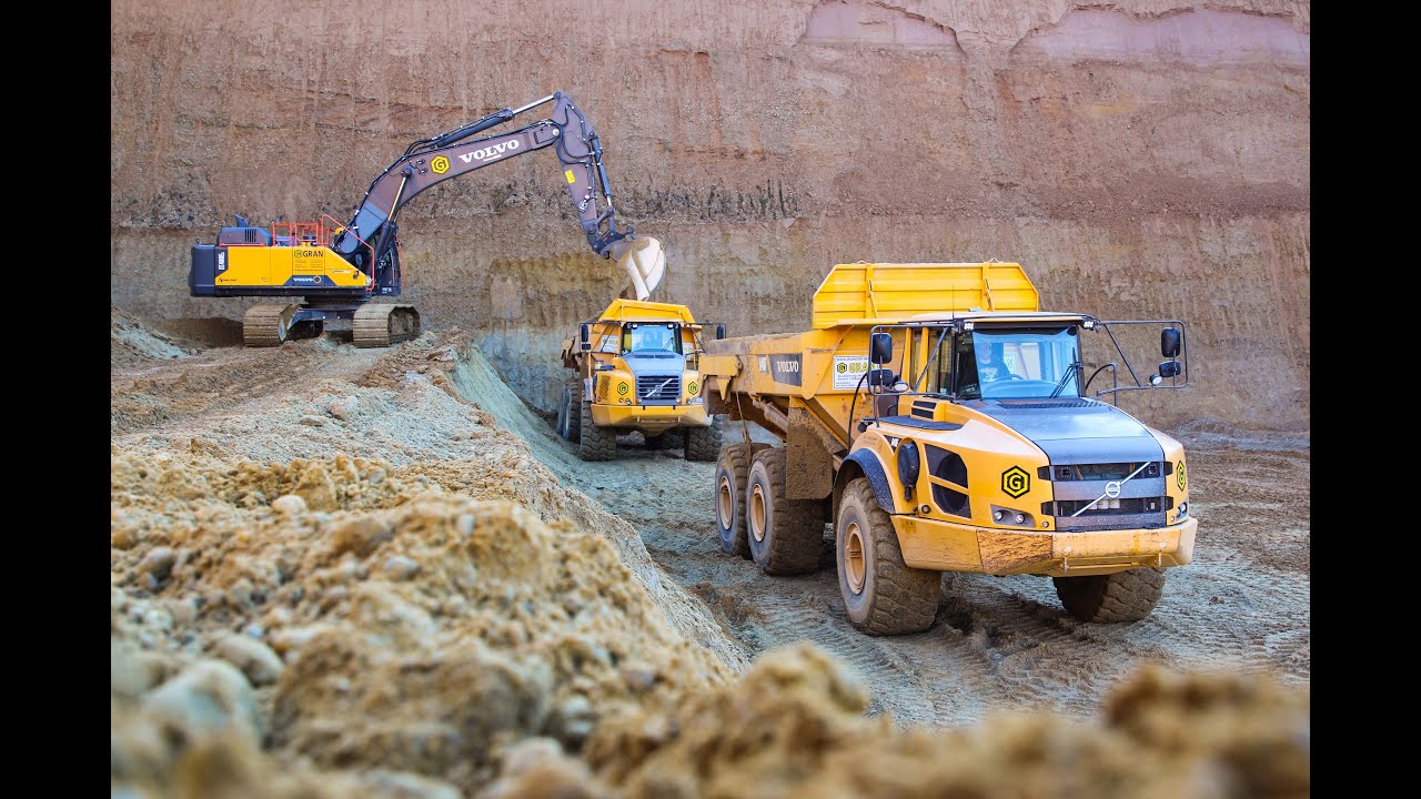 VOLVO EC480E bei der Kiesgewinnung mit zwei VOLVO A40 Dumpern.
