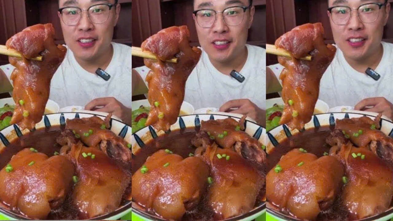 Eat Braised Pig's Feet and Steamed Buns