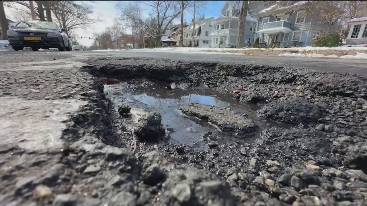 Ямы на дорогах продолжают доставлять водителям в Коннектикуте немало хлопот. Вот что нужно знать ...