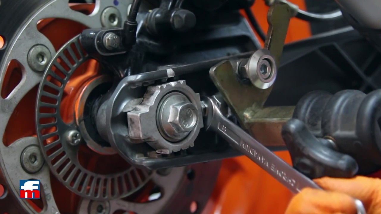 How to adjust the chain of your motorcycle