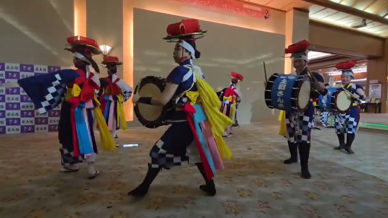 日本岩手縣盛岡市著名的傳統祭典舞蹈——「盛岡三颯舞」（盛岡さんさ踊り，Morioka Sansa Odori）。​這種舞蹈被譽為「世界第一的太鼓遊行」