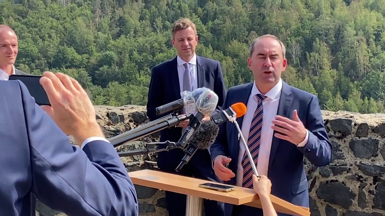 Wirtschaftsminister Hubert Aiwanger äußert sich in Lichtenberg zu den Frankenwaldbrücken