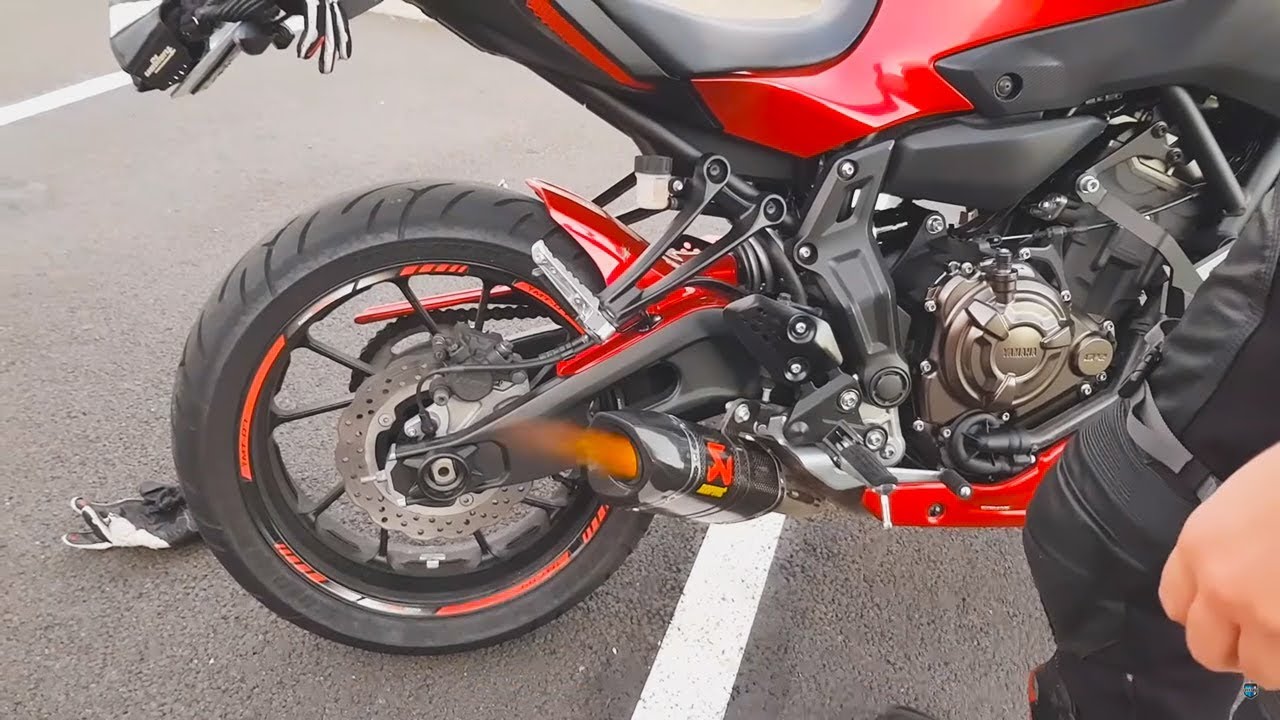 MAGNIFIQUE MT07 AKRAPOVIC QUI CRACHE 🔥