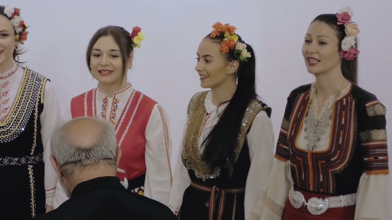 „Момата с чудна риза“ - Камерен хор „Нови български гласове“ - музика и диригент Георги Петков