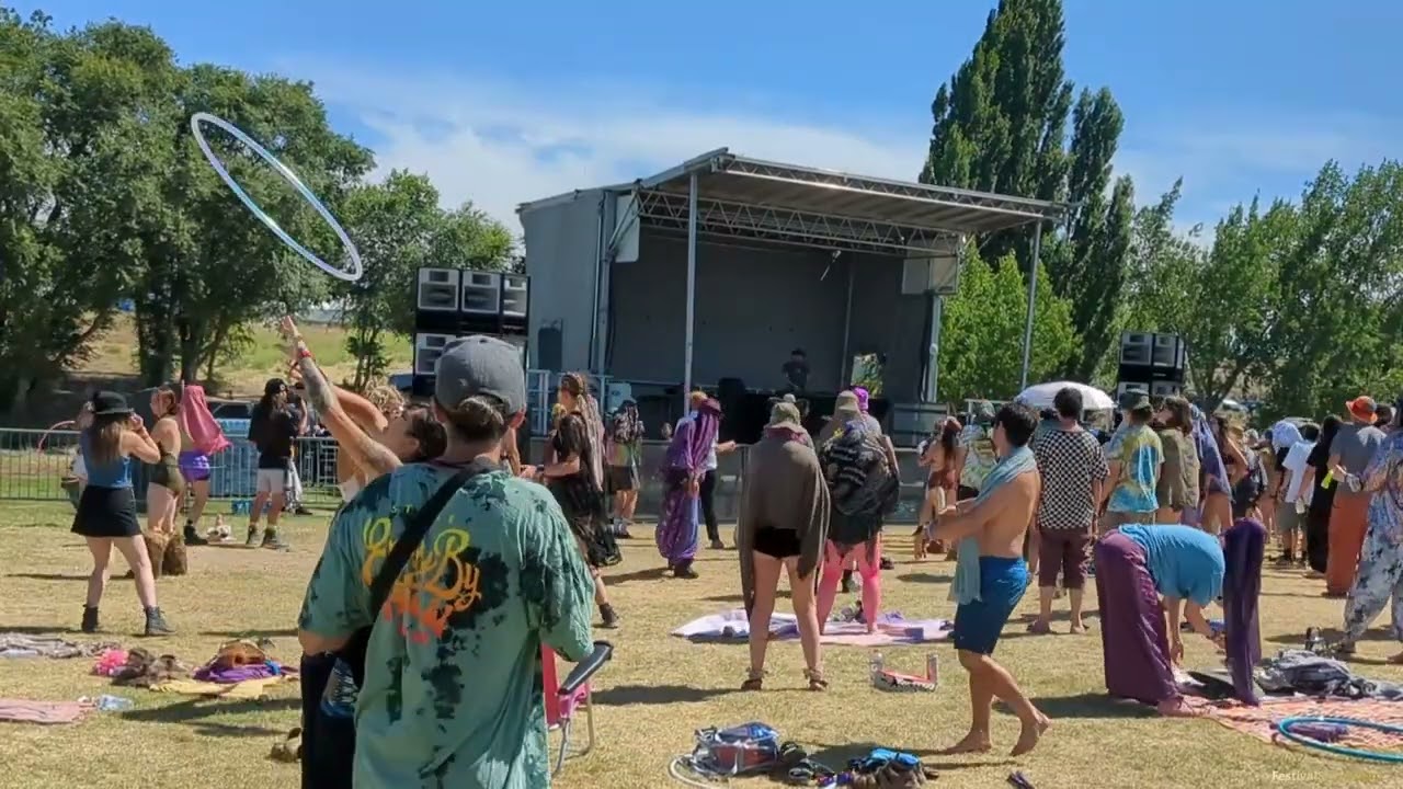 Saturna Full Set Tipper and Friends at The Gorge