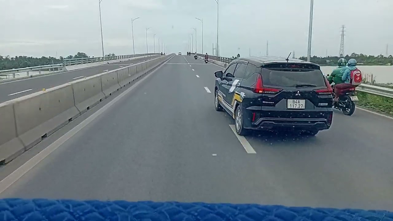 Đường lên cầu rạch Miễu 2 , phía bên VĨNH LONG . 