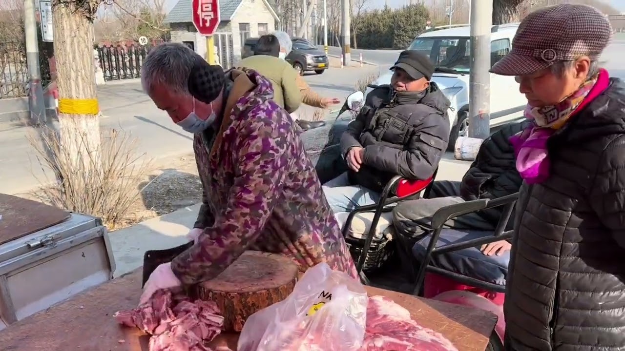 尚大哥卖猪肉不好好卖打赌玩，看看谁输谁赢，场面弄的太尴尬了 #正宗土猪肉 #人间烟火 #平凡生活 #放心肉
