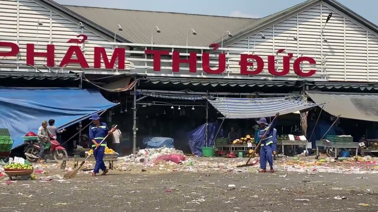 Cleaning up trash in the fruit selling area of the wholesale market #traditionalmarket #market