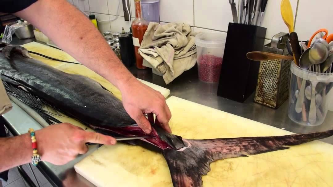 Découpe d'un espadon voilier au restaurant estanco millau