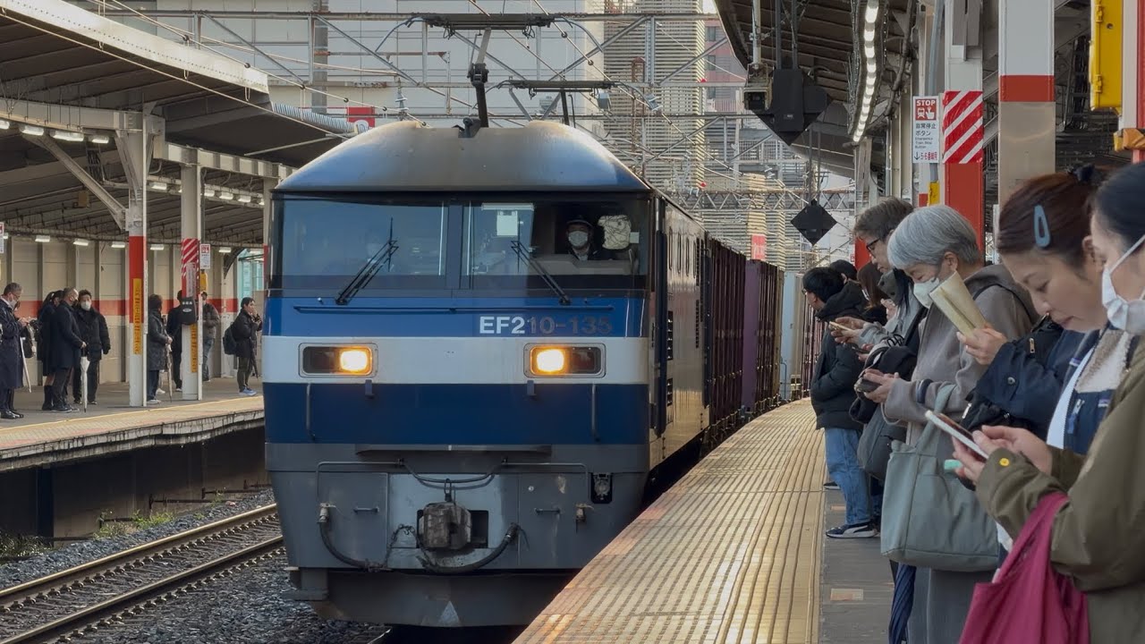 【4K高画質】JR貨物EF210形100番台135号機〔新〕（新塗装・ルーバー白帯）＋コキ20両が南浦和駅6番線を通過するシーン（77レ・新A105・コンテナ輸送）2026.3.10