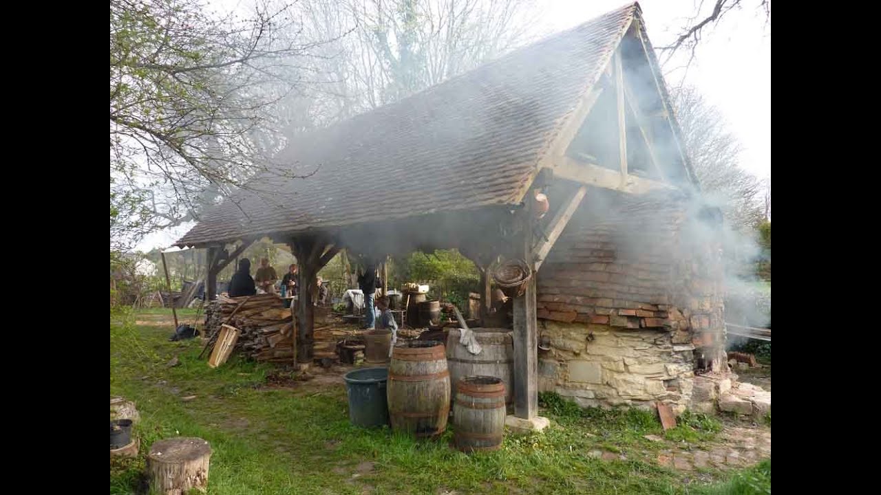 Cuisson de céramiques médiévales dans un four longitudinal découvert par la JPGF