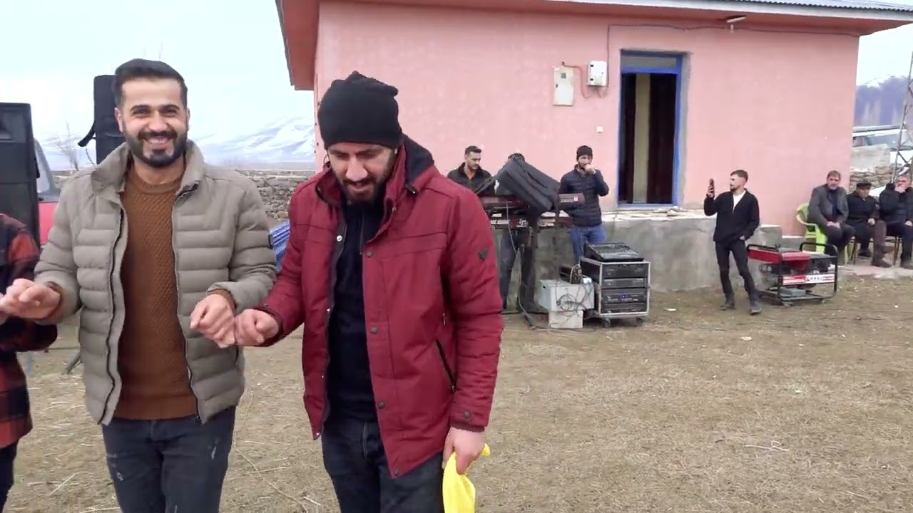 strane bazidi ile dal bahçe köyünde ağrı dağı manzarasına karşı pozitif enerjili halay