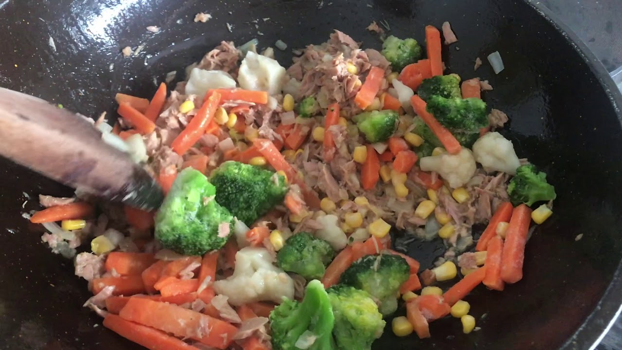 Quick veggie stir fry with tuna for 