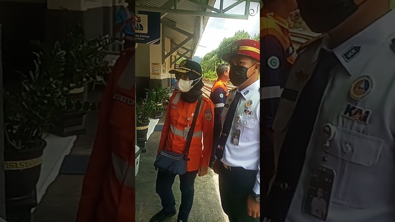 Ibu Kadaop dan Kepala Stasiun Garahan