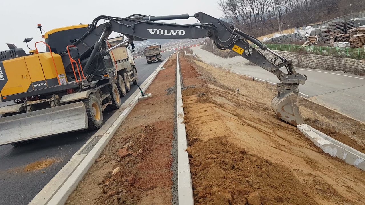 VOLVO EWR150E 3단붐 한국에 딱20대 수입 1호차 소선회 굴삭기 법면작업 영상입니다