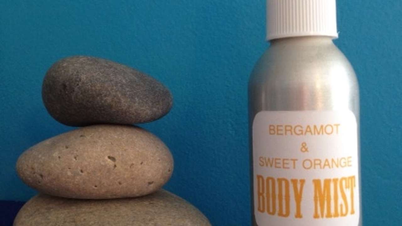 Prepara una Buona Acqua Profumata per il Corpo - Fai da Te Bellezza - Guidecentral
