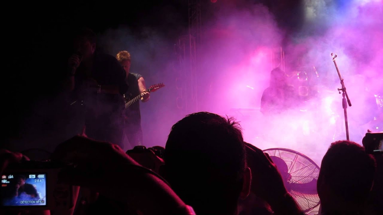 Éric Lapointe performe Désaccordé live a Ixtapa lors de l'évenement Le show au chaud 2015 .