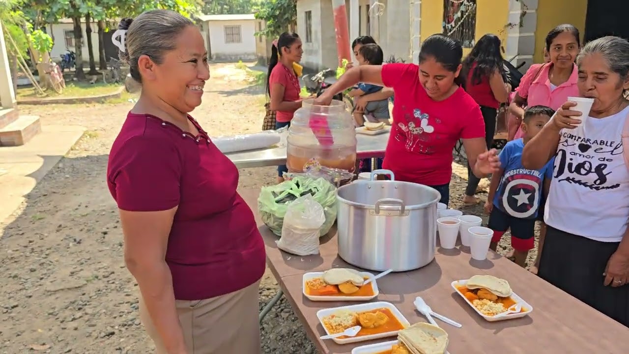 Mi Madre Feliz, Le Sirvió Almuerzo a Todas Las Hermanas 