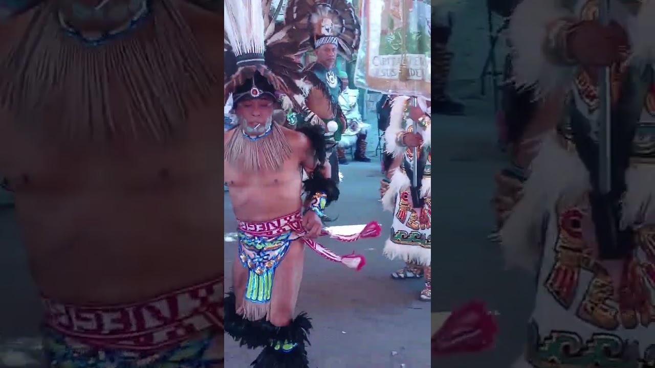 Los tíos de Tacuba presentan su danza de fuego. 