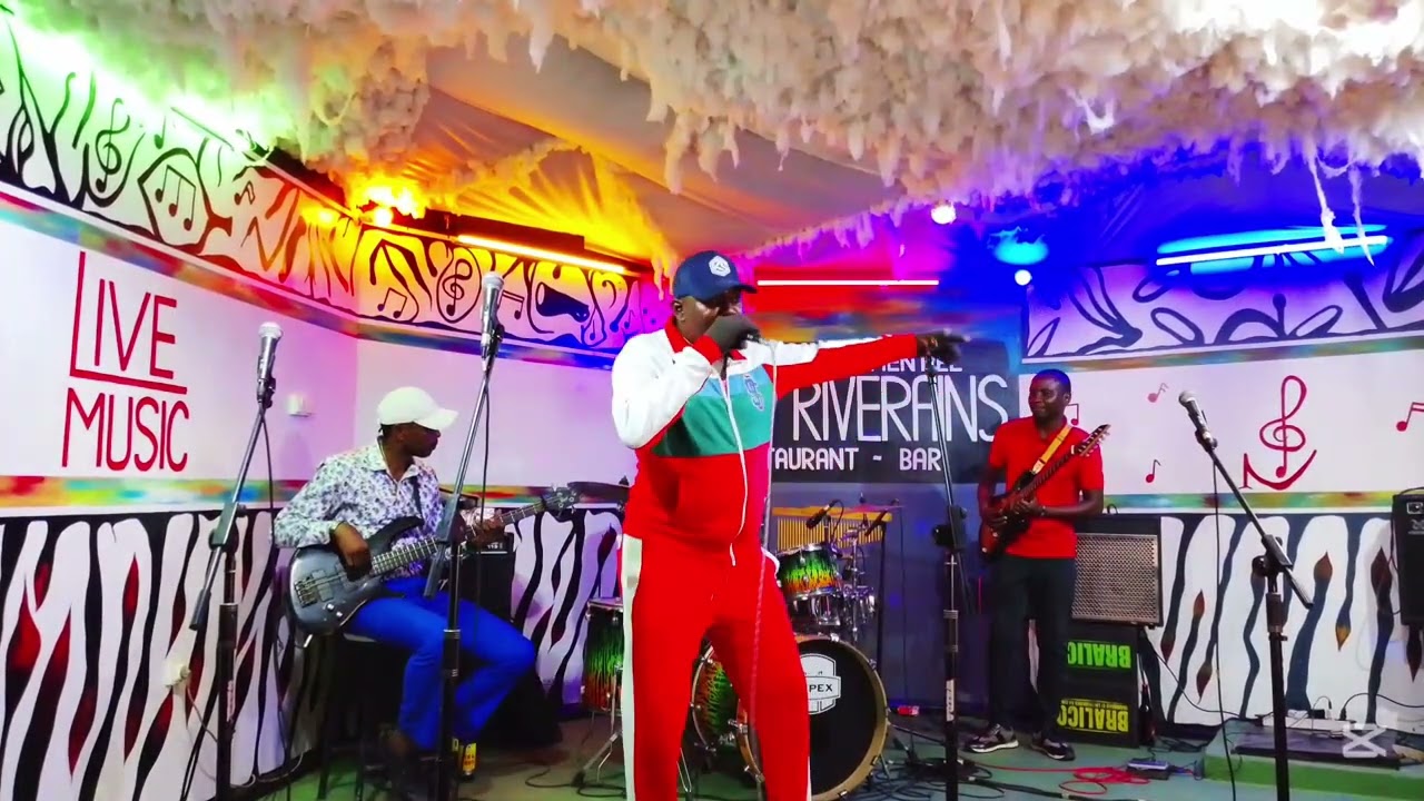 La prestation de darvin roi à l'espace le riverains 
