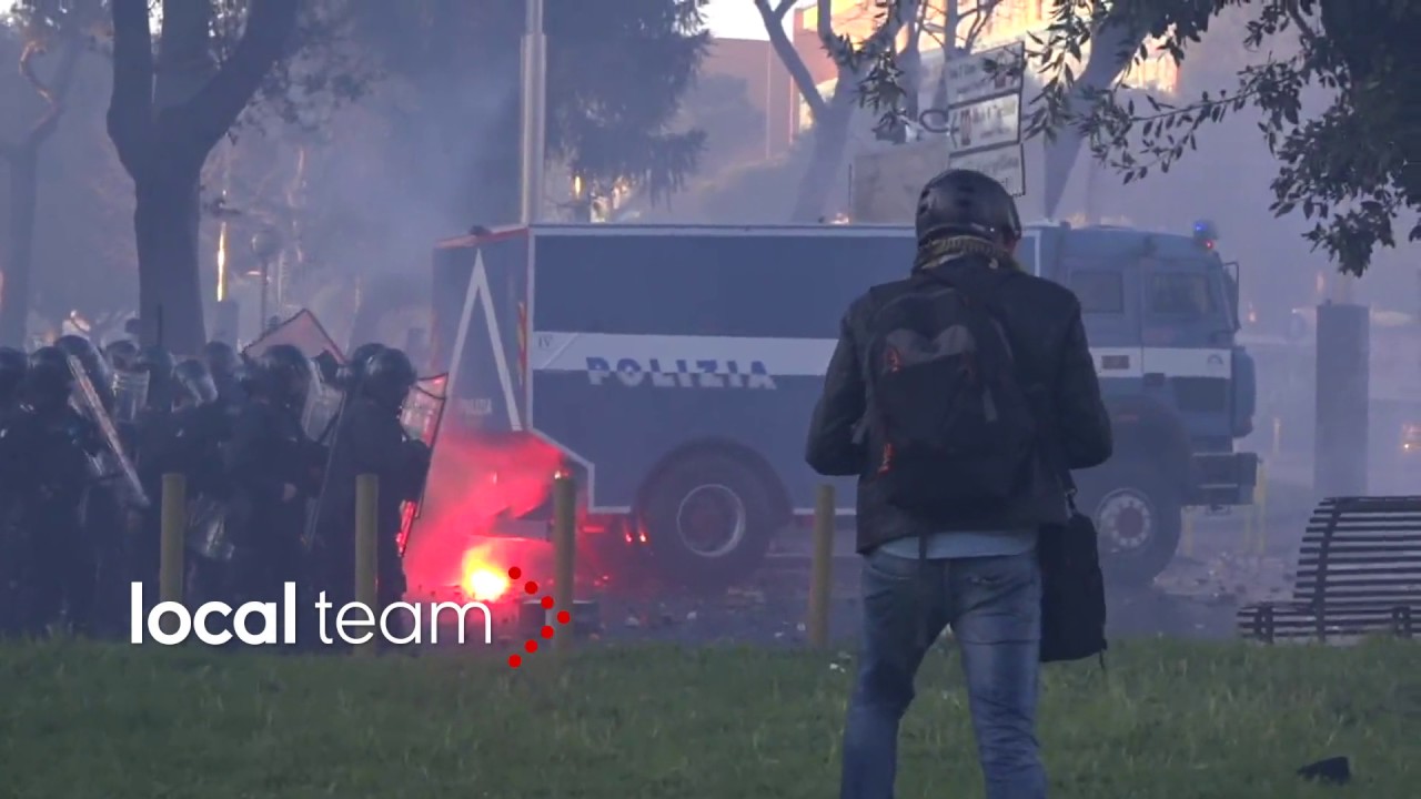 Scontri Napoli 11 marzo 2017: gli idranti della polizia respingono i manifestanti