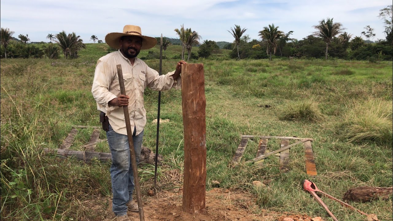 COMO ENFIAR MOURÃO/PALANQUE/ESTICADOR EM CERCA DE ARAME LISO,COM O USO DE TRAVESSEIROS.#agro #roça