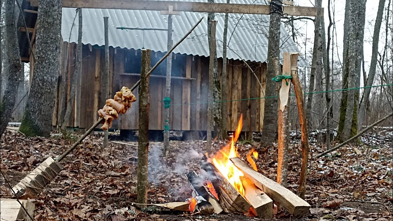 GRAVITY ENERGY. Gravity energy powered bushcraft rotisserie. Energia grawitacyjna.