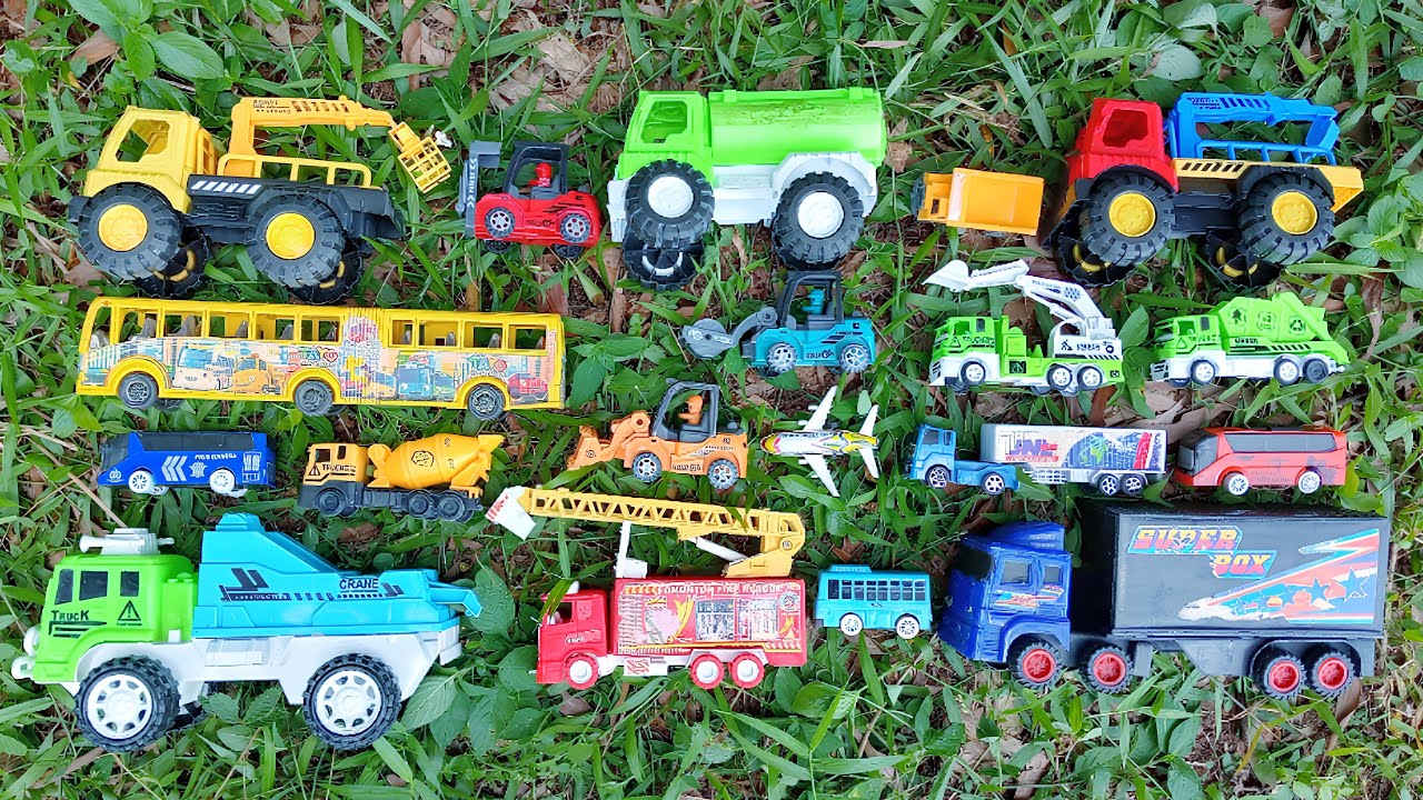 MENCARI MAINAN. MENEMUKAN MOBIL KONSTRUKSI, DUMP TRUCK, TRUCK DEREK, EXCAVATOR, TRUCK TANGKI.