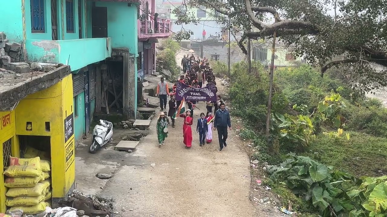 26 जनवरी में प्रभातफेरी निकालते बच्चे 