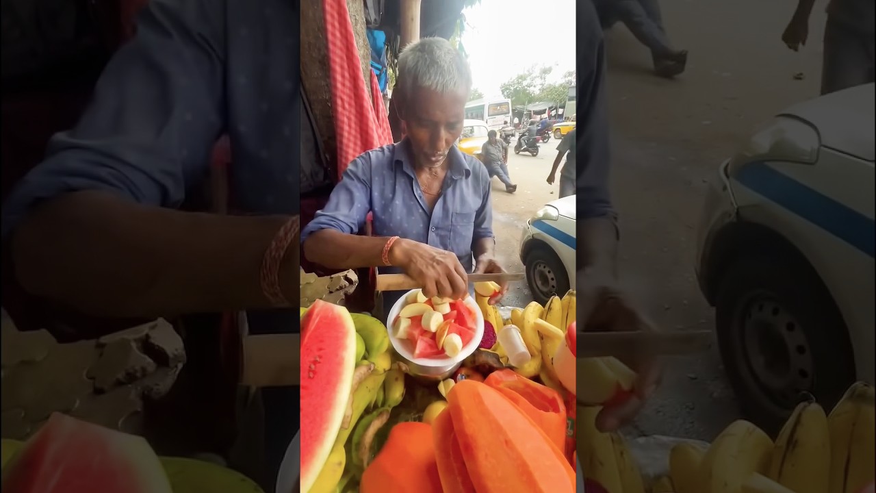 Fruit Kolkata on the street at low prices.