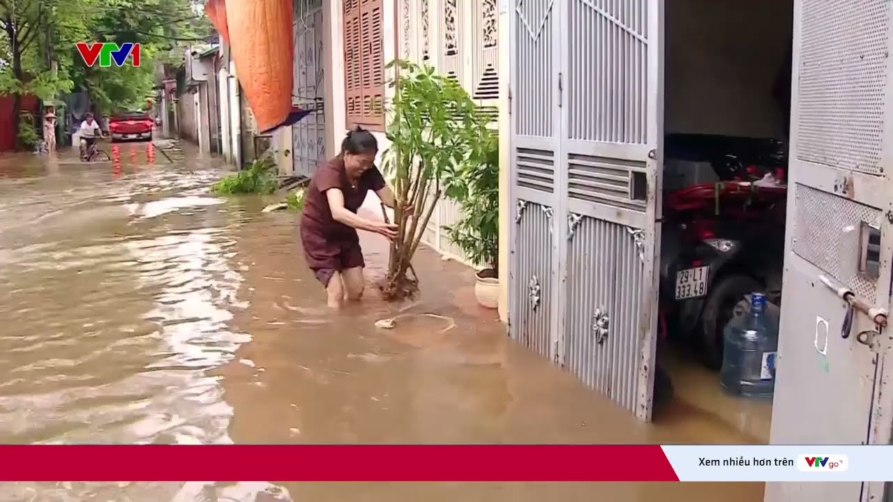 Hà Nội: Nhiều khu dân cư vẫn ngập sâu trong nước | VTV24