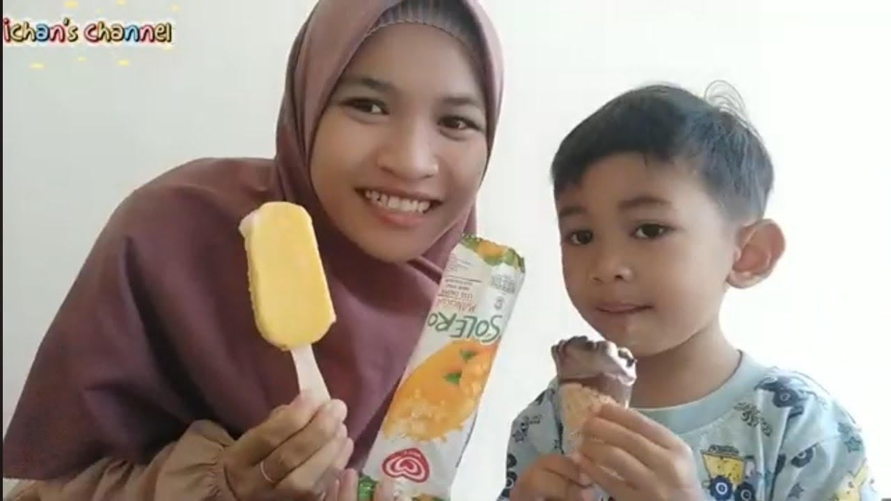 Makan es krim bersama mama hmmmm Yummy #eskrim