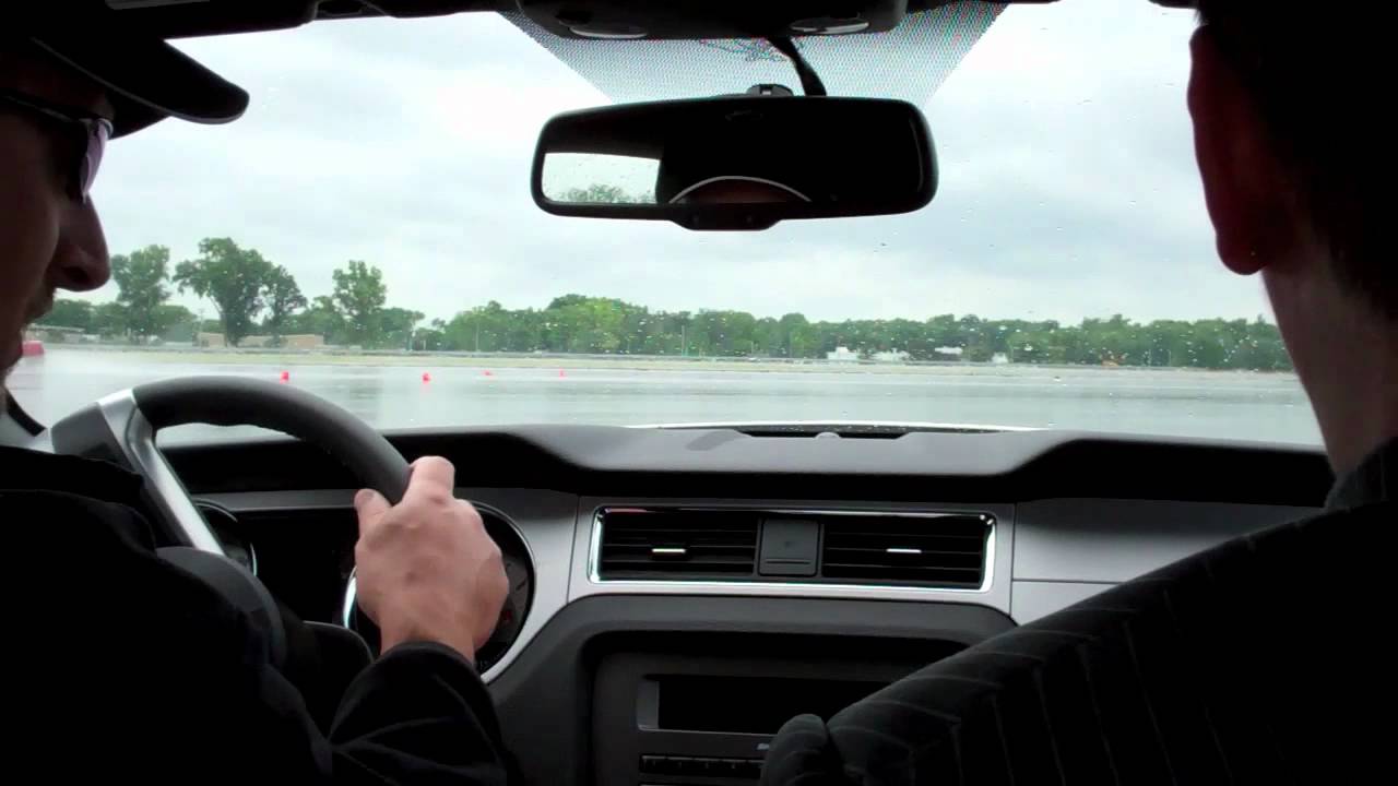 Демонстрация включения и выключения системы контроля тяги Ford в автомобиле Mustang