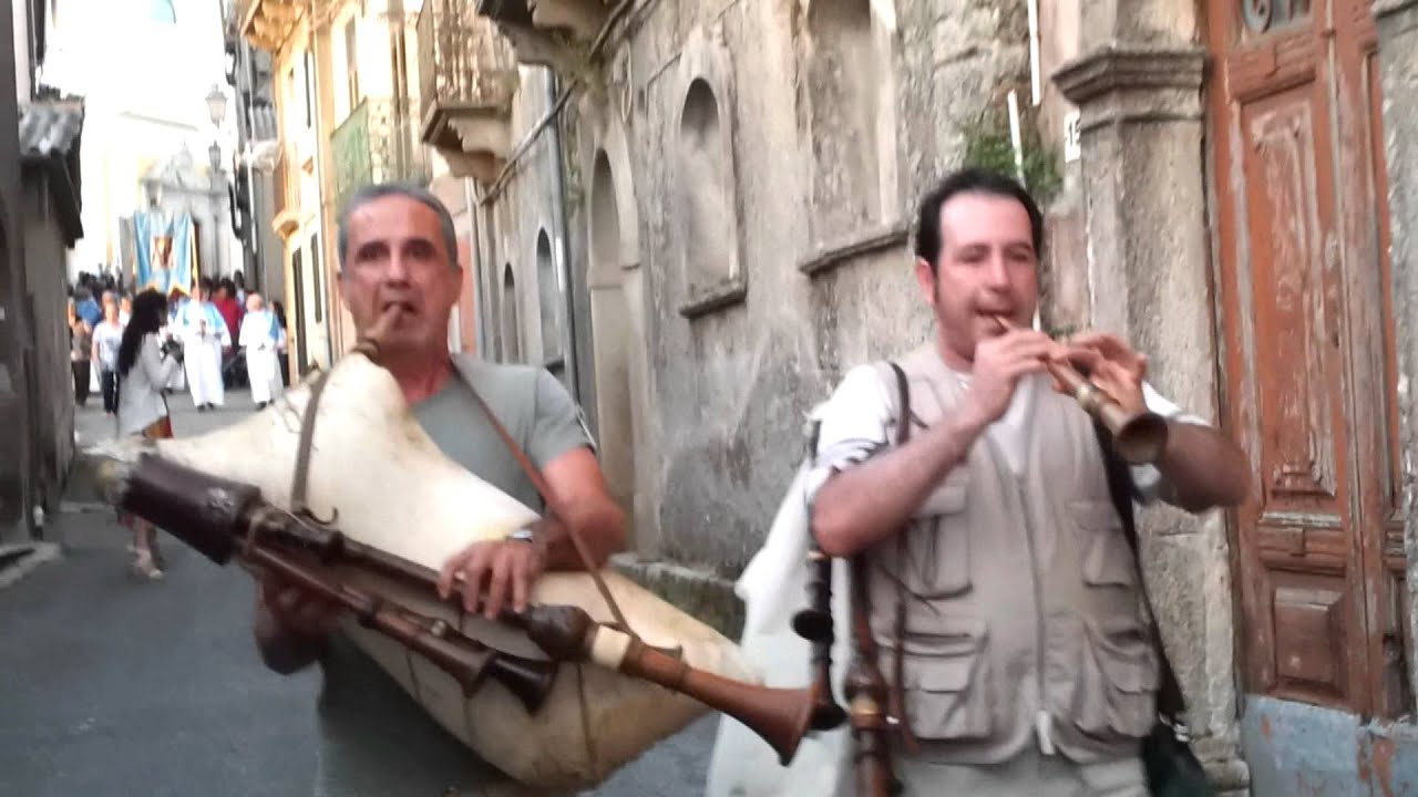 Monserrato (Vallelonga) 2012 Processione  con Zampognari
