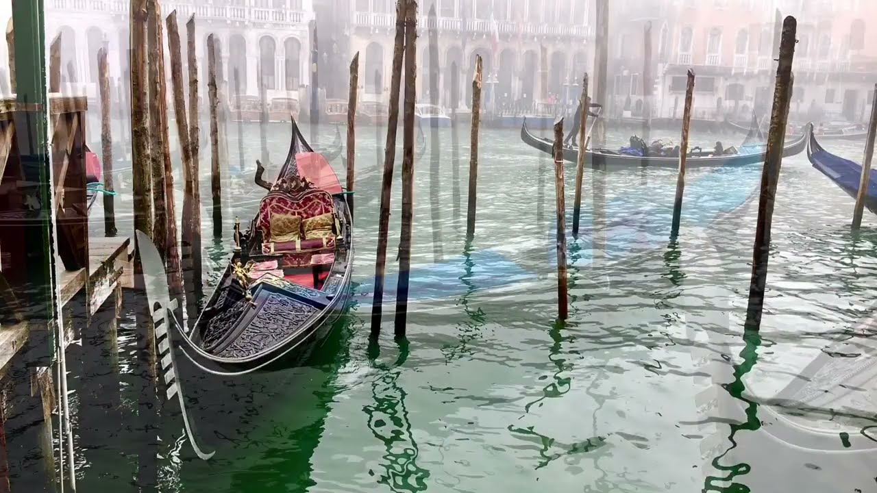 Venezia-Un charango en g&oacute;ndola  (J D&iacute;az 2022)Justo D&iacute;az,fotos,charango,Ronroco,guitarra,bombo,quena