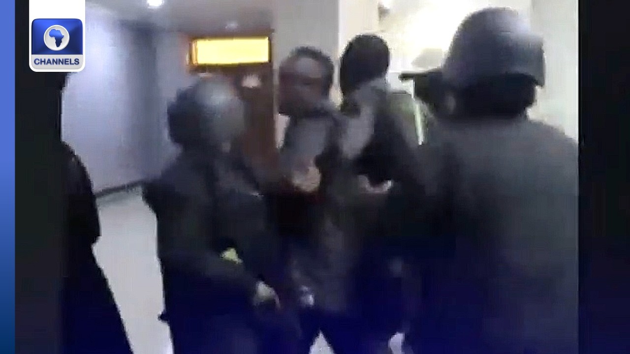 Момент, когда сотрудники DSS увезли Соворе с территории суда