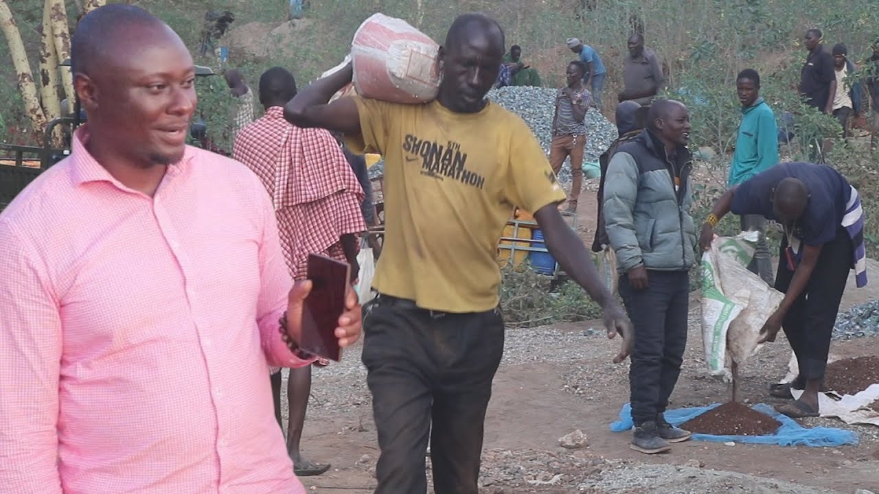 TAZAMA TAJIRI TESHA ALIVYOGAWA UDONGO WENYE MADINI YA RUBI KWA WANANCHI  BILA MALIPO LONGIDO.