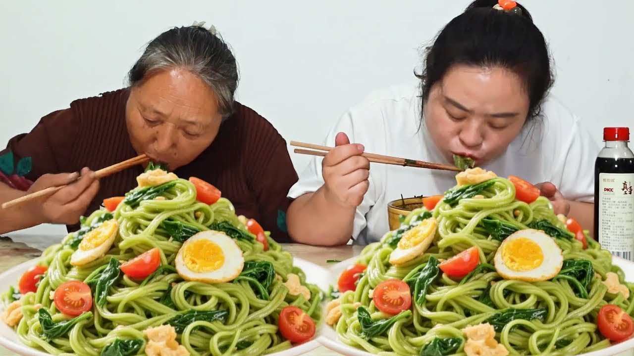 丹丹一碗手擀菠菜面，婆婆笑得合不拢嘴！连夸劲道爽滑比肉还香！【胖手手丹丹】