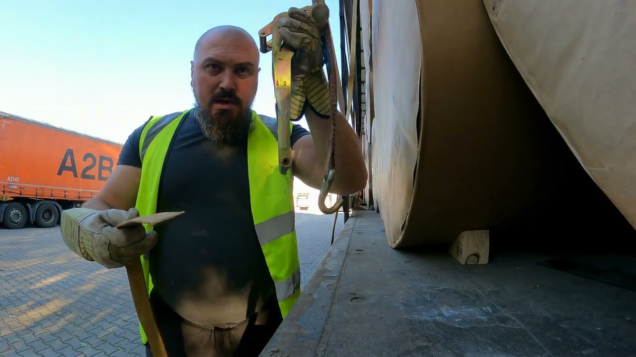 Soferul de TIR cum punem corect o chinga.