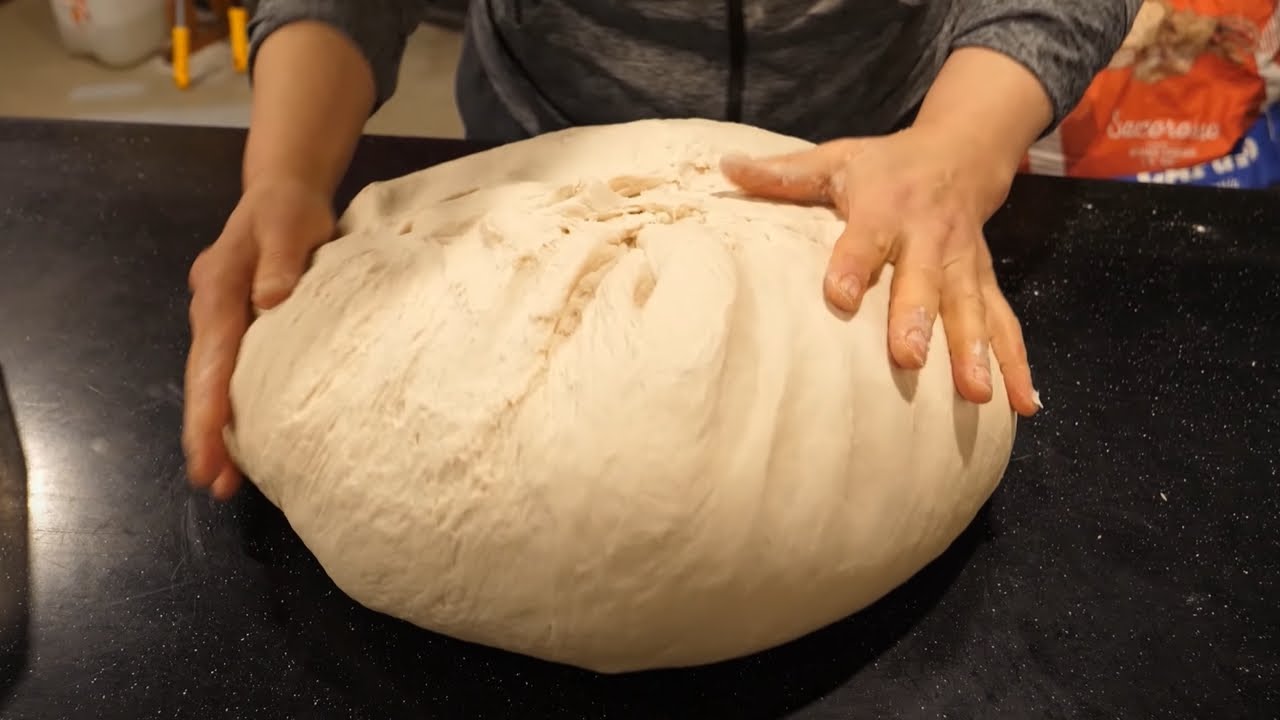 Пицца ручной работы с ветчиной и кукурузным сыром в кирпичной печи - Корейская уличная еда