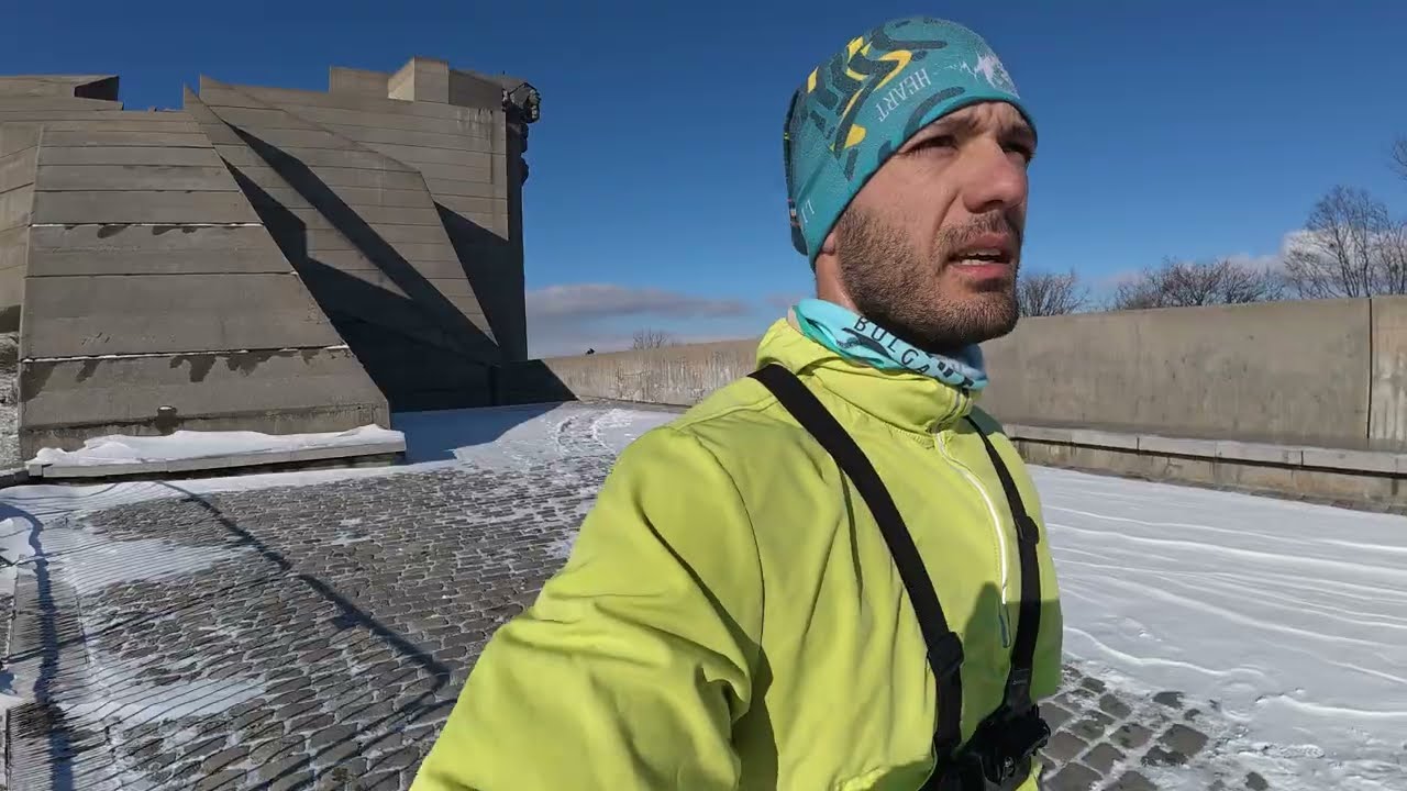 Планът беше прост: качи паметника… и повтори!