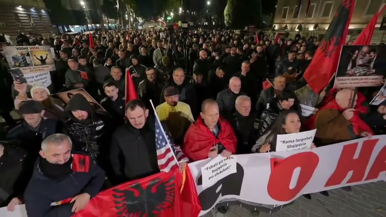 Top Channel/ Protesta e Lapajt para Kryeministrisë, protestuesi thur vargje poetike nga foltorja